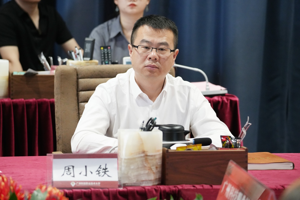 桌子前坐着穿蓝色衣服的人&#xA;&#xA;AI 生成的内容可能不正确。