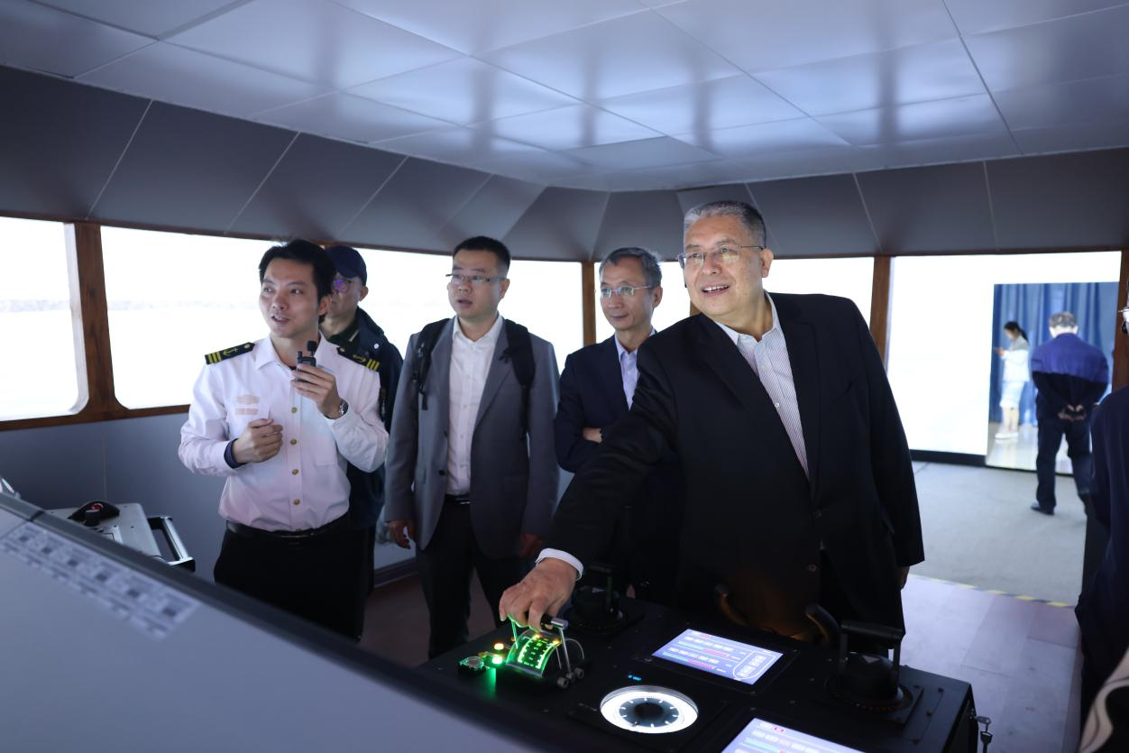 同乐城·同乐城（中国）官方网校长张连绪一行参观海事学院360度航海操纵模拟器实训室2